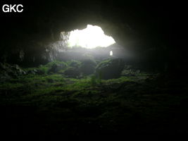 A contre-jour l'entrée inférieure de la grotte de Shuidong 水洞 et sa puissante muraille de fortification (Qiannan 黔南, Pingtang 平塘, Guizhou 贵州省, Chine).