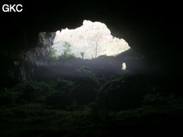 A contre-jour l'entrée inférieure de la grotte de Shuidong 水洞 et sa puissante muraille de fortification (Qiannan 黔南, Pingtang 平塘, Guizhou 贵州省, Chine).