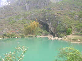 Le lac d'entrée de Dajing dong Qun 大井洞. Cette grosse résurgence, située sur le côté sud de l'anticlinal (EW) de Chachang, se développe dans les calcaires bioclastiques sparitiques grossiers gris en bancs épais du T2xm. Le long de la rivière souterraine se trouve une série d'effondrements. Le système hydrologique  aérien et hypogé a un gradient moyen de 0,87 %. Avec une percée de 15 km, sa dernière partie, souterraine, a un gradient moyen  de 2,6 %. La rivière principale s'étire sur  85 km et le bassin versant s'étend sur 950 km2. Le débit d'étiage de cette résurgence est de 1,843 m3/s, son débit moyen annuel de 12 m3/s . (Dajing 大井, Qiannan 黔南, Luodian罗甸, Guizhou 贵州省, Chine)