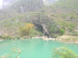 Le lac d'entrée de Dajing dong Qun 大井洞. Cette grosse résurgence, située sur le côté sud de l'anticlinal (EW) de Chachang, se développe dans les calcaires bioclastiques sparitiques grossiers gris en bancs épais du T2xm. Le long de la rivière souterraine se trouve une série d'effondrements. Le système hydrologique  aérien et hypogé a un gradient moyen de 0,87 %. Avec une percée de 15 km, sa dernière partie, souterraine, a un gradient moyen  de 2,6 %. La rivière principale s'étire sur  85 km et le bassin versant s'étend sur 950 km2. Le débit d'étiage de cette résurgence est de 1,843 m3/s, son débit moyen annuel de 12 m3/s . (Dajing 大井, Qiannan 黔南, Luodian罗甸, Guizhou 贵州省, Chine)