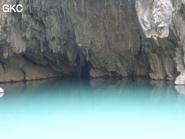 Le lac d'entrée de Dajing dong Qun 大井洞. Cette grosse résurgence, située sur le côté sud de l'anticlinal (EW) de Chachang, se développe dans les calcaires bioclastiques sparitiques grossiers gris en bancs épais du T2xm. Le long de la rivière souterraine se trouve une série d'effondrements. Le système hydrologique  aérien et hypogé a un gradient moyen de 0,87 %. Avec une percée de 15 km, sa dernière partie, souterraine, a un gradient moyen  de 2,6 %. La rivière principale s'étire sur  85 km et le bassin versant s'étend sur 950 km2. Le débit d'étiage de cette résurgence est de 1,843 m3/s, son débit moyen annuel de 12 m3/s . (Dajing 大井, Qiannan 黔南, Luodian罗甸, Guizhou 贵州省, Chine)