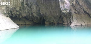 Le lac d'entrée de Dajing dong Qun 大井洞. Cette grosse résurgence, située sur le côté sud de l'anticlinal (EW) de Chachang, se développe dans les calcaires bioclastiques sparitiques grossiers gris en bancs épais du T2xm. Le long de la rivière souterraine se trouve une série d'effondrements. Le système hydrologique  aérien et hypogé a un gradient moyen de 0,87 %. Avec une percée de 15 km, sa dernière partie, souterraine, a un gradient moyen  de 2,6 %. La rivière principale s'étire sur  85 km et le bassin versant s'étend sur 950 km2. Le débit d'étiage de cette résurgence est de 1,843 m3/s, son débit moyen annuel de 12 m3/s . (Dajing 大井, Qiannan 黔南, Luodian罗甸, Guizhou 贵州省, Chine)