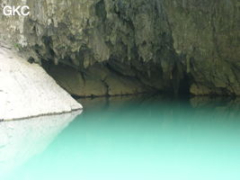 Le lac d'entrée de Dajing dong Qun 大井洞. Cette grosse résurgence, située sur le côté sud de l'anticlinal (EW) de Chachang, se développe dans les calcaires bioclastiques sparitiques grossiers gris en bancs épais du T2xm. Le long de la rivière souterraine se trouve une série d'effondrements. Le système hydrologique  aérien et hypogé a un gradient moyen de 0,87 %. Avec une percée de 15 km, sa dernière partie, souterraine, a un gradient moyen  de 2,6 %. La rivière principale s'étire sur  85 km et le bassin versant s'étend sur 950 km2. Le débit d'étiage de cette résurgence est de 1,843 m3/s, son débit moyen annuel de 12 m3/s . (Dajing 大井, Qiannan 黔南, Luodian罗甸, Guizhou 贵州省, Chine)