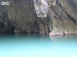 Le lac d'entrée de Dajing dong Qun 大井洞. Cette grosse résurgence, située sur le côté sud de l'anticlinal (EW) de Chachang, se développe dans les calcaires bioclastiques sparitiques grossiers gris en bancs épais du T2xm. Le long de la rivière souterraine se trouve une série d'effondrements. Le système hydrologique  aérien et hypogé a un gradient moyen de 0,87 %. Avec une percée de 15 km, sa dernière partie, souterraine, a un gradient moyen  de 2,6 %. La rivière principale s'étire sur  85 km et le bassin versant s'étend sur 950 km2. Le débit d'étiage de cette résurgence est de 1,843 m3/s, son débit moyen annuel de 12 m3/s . (Dajing 大井, Qiannan 黔南, Luodian罗甸, Guizhou 贵州省, Chine)