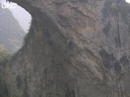Détail de la paroi est de l'énorme effondrement (un Tiankeng de pente dégénéré) de 200 m de diamètre. Grotte de Dajing dong Qun 大井洞. (Dajing 大井, Qiannan 黔南, Luodian罗甸, Guizhou 贵州省, Chine)