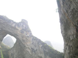 Dans la paroi est de l'énorme effondrement (un Tiankeng de pente dégénéré) de 200 m de diamètre, un gros porche perché forme un pont-naturel. Grotte de Dajing dong Qun 大井洞. (Dajing 大井, Qiannan 黔南, Luodian罗甸, Guizhou 贵州省, Chine)