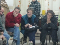 De gauche à droite  les cadres du stage de formation technique de spéléologie 2009 (Bruno Hugon, Jean Pierre Barbary, Jean Bottazzi) au cours du meeting quotidien. (Wenquan, Suiyang, Zunyi, Guizhou, Chine)