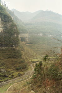 Porche d'entrée de Pixiaodong 皮硝洞 vu du nord (au col) (Suiyang 绥阳, Zunyi 遵义市, Guizhou 贵州省, Chine).