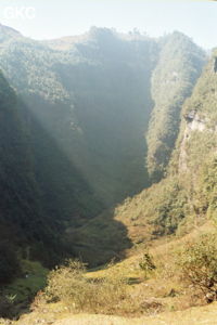 La doline de Longtanzishuidong 龙潭子水洞  un des points clefs du réseau de Shuanghedongqun (Suiyang 绥阳, Zunyi 遵义市, Guizhou 贵州省, Chine).