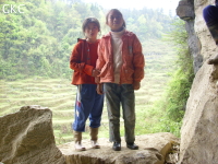 Petites visiteuses dans l'entrée de la Grotte de Hetaopingdong - 核桃坪洞 (Wenquan, Suiyang 绥阳, Zunyi Shi 遵义市, Guizhou 贵州省, Chine)