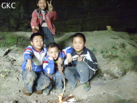 Compagnons d'exploration dans la Grotte de Hetaopingdong - 核桃坪洞 (Wenquan, Suiyang 绥阳, Zunyi Shi 遵义市, Guizhou 贵州省, Chine)
