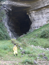 Le grand porche d'entrée de la grotte-perte de Xiadong 下洞 - réseau de Shuanghedong 双河洞 - (Wenquan, Suiyang 绥阳, Zunyi 遵义市, Guizhou 贵州省, Chine 中国) 