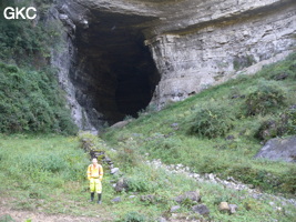 Le grand porche d'entrée de la grotte-perte de Xiadong 下洞 - réseau de Shuanghedong 双河洞 - (Wenquan, Suiyang 绥阳, Zunyi 遵义市, Guizhou 贵州省, Chine 中国) 