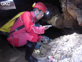 Séance topographie lors du stage de formation technique. Grotte de Dafengdong 大风洞 - réseau de Shuanghedongqun 双河洞 - (Suiyang 绥阳,  Zunyi Shi 遵义市, Guizhou 贵州省)