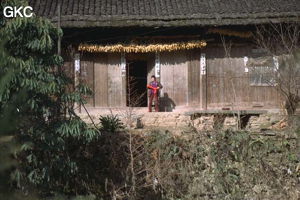 Pourquoi tricoter à la maison alors que des étrangers sont là au bord de la route (ou la curiosité chinoise n'est pas une légende). Synclinal de Yanziping (Hefeng, Hubei)
