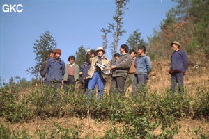 Au cours d'une prospection, Zhang Shouyue est en conversation avec des paysans des alentours, sur le bord de la grande doline du moulin dans le synclinal de Yanziping (Hefeng, Hubei)