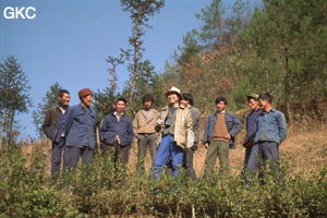 Au cours d'une prospection, Zhang Shouyue est en conversation avec des paysans des alentours, sur le bord de la grande doline du moulin dans le synclinal de Yanziping (Hefeng, Hubei)