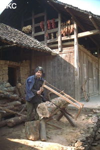 Dans la campagne du synclinal de Yanziping, le scieur de bois inlassable, s'attaque à ce morceau de tronc. (Hefeng, Hubei)