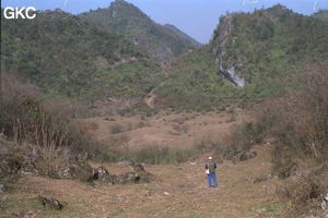 Zhang Shouyue infatigable karstologue en prospection aux alentours de la grotte de Tiankengcao (Wufeng, Hubei)