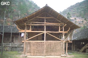 Dans le synclinal de Yanziping, une ferme traditionnelle récemment construite avec son soubassement en pierre sèche, son ossature et sa superbe charpente bois qui soutiennent la lourde couverture de tuiles noires. (Hefeng Hubei) 