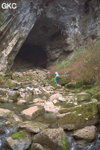 Daniel Gebauer, arrivant au porche d'entrée de la grotte résurgence de Chushuidong. (Hefeng, Hubei)