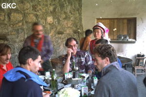 Une partie de l'équipe autour de la table du restaurant de la grotte de Jiutiandong (Sangzhi, Hunan).