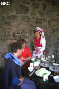 Serveuse en costume traditionnel en train de servir Cyriaque et le père Larouille, au restaurant de la grotte de Jiutiandong (Sangzhi, Hunan).