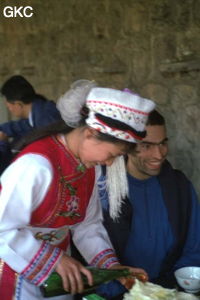 Serveuse en costume traditionnel en train de servir Cyriaque, au restaurant de la grotte de Jiutiandong (Sangzhi, Hunan).