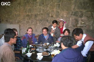 Une partie de l'équipe autour de la table du restaurant de la grotte de Jiutiandong, avec au fond une serveuse en costume traditionnel et un des responsable de la cavité qui est venu en France en 1997 (Sangzhi, Hunan).