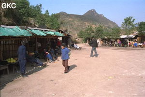 Sur la place près de la grotte de Jiutiandong, quelques maigres échoppes se développent en même temps que le nombre de visiteurs s'accroit. (Sangzhi, Hunan)