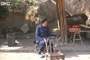 Sur la place près de la grotte de Jiutiandong, cette vieille femme devant sa  maigre échoppe espère bien vendre quelques agrumes. (Sangzhi, Hunan)