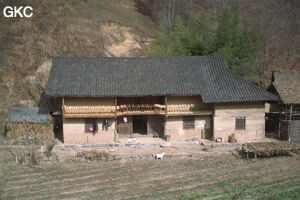 Sur le sentier qui mène à Tiankengcao; belle ferme en pisé blotti au pieds des cônes. (Changpuxi, Wufeng, Hubei)