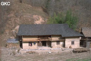 Sur le sentier qui mène à Tiankengcao; belle ferme en pisé blotti au pieds des cônes. (Changpuxi, Wufeng, Hubei)