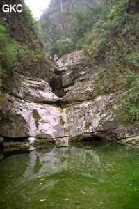 Jean Pierre Barbary en haut d'un ressaut dans les gorges de la rivière Chaibuxi (Changpuxi, Wufeng, Hubei)