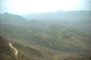 La vallée de la Loushuihe en basse eaux (vue de la zone d'entrée de Dazhai dong)  dans cette partie on aperçoit quelques entrée qui pourrait être très intéressante au vue des cavités situées plus haut. (Comté de Hefeng Hubei)