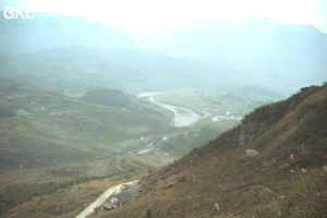 La vallée de la Loushuihe en basse eaux (vue de la zone d'entrée de Dazhai dong) (Comté de Hefeng Hubei)