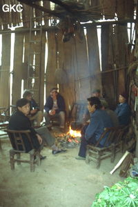 Petite pose dans une maison précaire qui domine le canyon amont de Donghe, Sylvain Matricon (à gauche) et Larouille (à droite) profite quand même de cette flambée, bienvenue dans ce rigoureux hiver 92. (Comté de Hefeng Hubei)