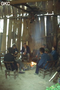 Petite pose dans une maison précaire qui domine le canyon amont de Donghe, Sylvain Matricon (à gauche) et Larouille (à droite) profite quand même de cette flambée, bienvenue dans ce rigoureux hiver 92. (Comté de Hefeng Hubei)