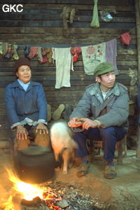 Nos hôtes qui nous ont offert cette flambée, dans leur maison précaire qui domine le canyon amont de Donghe. Merci elle fût bienvenue dans ce rigoureux hiver 92. (Comté de Hefeng Hubei)