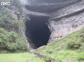 Le grand porche d'entrée de la grotte-perte de Xiadong 下洞 - réseau de Shuanghedong 双河洞 - (Wenquan, Suiyang 绥阳, Zunyi 遵义市, Guizhou 贵州省, Chine 中国) 