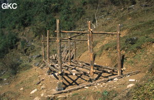 Cabane en construction dans la doline de Longtanzhishuidong (Wenquan, Suiyang, Guizhou).