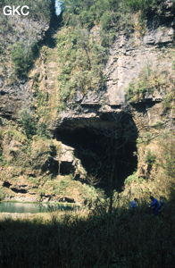L'entrée amont (résurgence) de Longtanzishuidong 龙潭子水洞 dans le fond de la doline de Longtanzi 龙潭子. Dans le réseau de Shuanghedongqun (Wenquan, Suiyang, Zunyi, Guizhou)