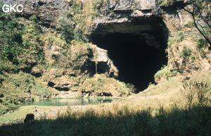 L'entrée amont (résurgence) de Longtanzishuidong 龙潭子水洞 dans le fond de la doline de Longtanzi 龙潭子. Dans le réseau de Shuanghedongqun (Wenquan, Suiyang, Zunyi, Guizhou)