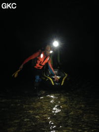 Progression dans la rivière de la Grotte de Longtanzishuidong 龙潭子水洞 (aval) - réseau de Shuanghedongqun 双河洞 - (Wenquan, Suiyang 绥阳, Zunyi Shi 遵义市, Guizhou 贵州省, Chine 中国)