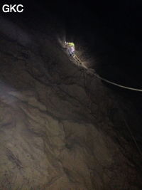 Escalade dans la Grotte de Longtanzishuidong 龙潭子水洞 (aval) - réseau de Shuanghedongqun 双河洞 - (Wenquan, Suiyang 绥阳, Zunyi Shi 遵义市, Guizhou 贵州省, Chine 中国)