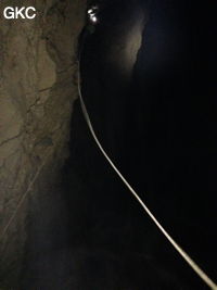 Escalade dans la Grotte de Longtanzishuidong 龙潭子水洞 (aval) - réseau de Shuanghedongqun 双河洞 - (Wenquan, Suiyang 绥阳, Zunyi Shi 遵义市, Guizhou 贵州省, Chine 中国)