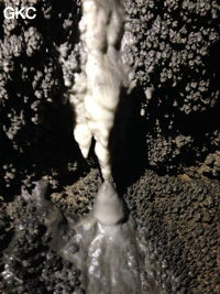 Petites concrétions claires dans la Grotte de Longtanzishuidong 龙潭子水洞 (aval) - réseau de Shuanghedongqun 双河洞 - (Wenquan, Suiyang 绥阳, Zunyi Shi 遵义市, Guizhou 贵州省, Chine 中国)
