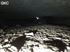 Passage bas dans la Grotte de Longtanzishuidong 龙潭子水洞 (aval) - réseau de Shuanghedongqun 双河洞 - (Wenquan, Suiyang 绥阳, Zunyi Shi 遵义市, Guizhou 贵州省, Chine 中国)