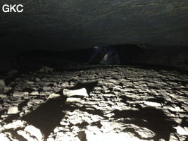 Passage bas dans la Grotte de Longtanzishuidong 龙潭子水洞 (aval) - réseau de Shuanghedongqun 双河洞 - (Wenquan, Suiyang 绥阳, Zunyi Shi 遵义市, Guizhou 贵州省, Chine 中国)