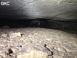 Passage bas dans la Grotte de Longtanzishuidong 龙潭子水洞 (aval) - réseau de Shuanghedongqun 双河洞 - (Wenquan, Suiyang 绥阳, Zunyi Shi 遵义市, Guizhou 贵州省, Chine 中国)